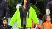 Kim Kardashian mengenakan busana petugas persimpangan di Disneyland (Instagram/urbancollect)