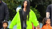 Kim Kardashian Dikira Polisi Lalu Lintas Gara-Gara Busana Nyentriknya