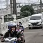Sejumlah kendaraan melintasi jalan layang atau flyover Lenteng Agung, Jakarta, Minggu (31/1/2021). Uji coba flyover tapal kuda dilakukan selama tiga hari, mulai 31 Januari 2021 hingga 2 Februari 2021. (merdeka.com/Iqbal S. Nugroho)