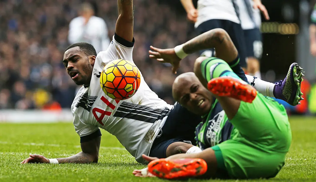 Bek sayap Tottenham, Danny Rose, terjatuh berebut bola dengan penyerang Swansea, Andre Ayew. Pada laga itu wasit mengeluarkan lima kartu kuning. (Reuters/Russell Cheyne)