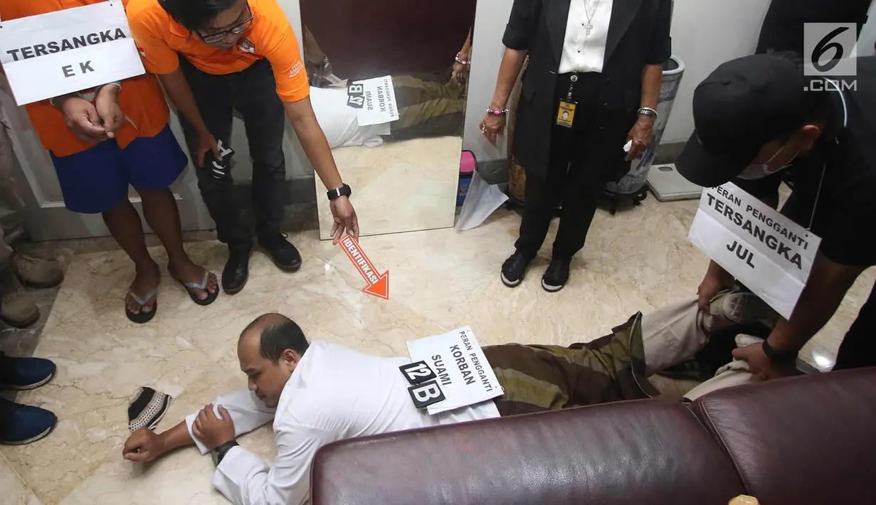 Tersangka melakukan adegan rekonstruksi pembunuhan pasutri di Benhil, Jakarta, Senin (9/10). 26 adegan dilakukan dalam rekonstruksi kasus yang menyebabkan tewasnya Zakaria Husni (57) dan istrinya Zakiya Husni (52). (Liputan6.com/Immanuel Antonius)
