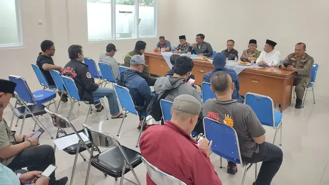 Badan Koordinasi Pengawasan Aliran Kepercayaan (Bakorpakem) Garut yang terdiri dari Polres, Kejaksaan, MUI, FKUB, Bakesbangpol, saat memberikan penjelasan mengenai penyegalan masjid Ahmadiyah. (Liputan6.com/Jayadi Supriadin)