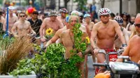 Ratusan orang di London, Inggris bersepeda tanpa busana alias bugil protes atas kebiasaan masyarakat modern naik kendaraan bermotor. (Foto: The Sun)
