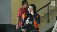 Bupati (nonaktif) Kutai Kartanegara, Rita Widyasari usai menjalani pemeriksaan lanjutan di gedung KPK, Jakarta, Rabu (25/10). Rita Widyasari sebagai tersangka di dua kasus berbeda atas dugaan suap dan gratifikasi. (Liputan6.com/Helmi Fithriansyah)