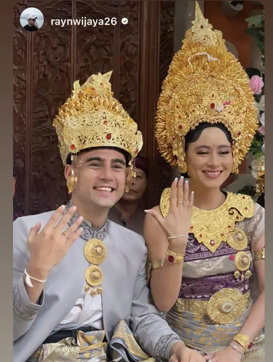 [Laura dan Indra bak ratu dan raja dengan pakaian tradisional nuansa emas yang mewah. Foto: @raynwijaya26]