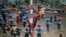 Seorang penganut Hindu berpakaian seperti Dewa tergantung dengan kaitan yang ditusuk di punggungnya saat festival Charak Puja di Dhaka, Bangladesh (14/4). (AP Photo / A.M. Ahad)