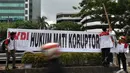 Para aktivis memasang sebuah spanduk di dekat gedung KPK saat memperingati Hari Anti Korupsi Sedunia, Jakarta, Selasa (9/12/2014). (Liputan6.com/Miftahul Hayat)