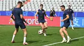 Pemain Serbia #07 Dusan Vlahovic (tengah), #10 Dusan Tadic (2 kanan) dan #09 Aleksandar Mitrovic menghadiri sesi latihan MD-1 salaam turnamen EURO 2024, di Munich Football Arena di Munich, Rabu (19/6/2024). (MIGUEL MEDINA / AFP)