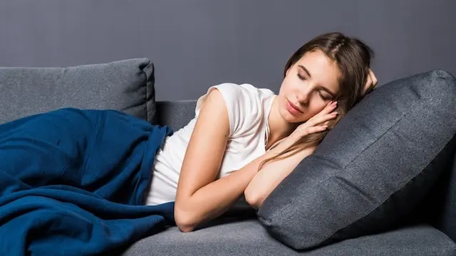 Ilustrasi perempuan tidur di sofa, bermimpi