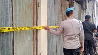 Petugas memasang garis polisi pada bangunan ruko yang ambruk di Jalan Rangga Gading, Kelurahan Gudang, Kecamatan Bogor Tengah, Kota Bogor, Jawa Barat saat direnovasi, Jumat (29/12/2023). Lima orang pekerja terluka dalam insiden ini. (Liputan6.com/Achmad Sudarno)