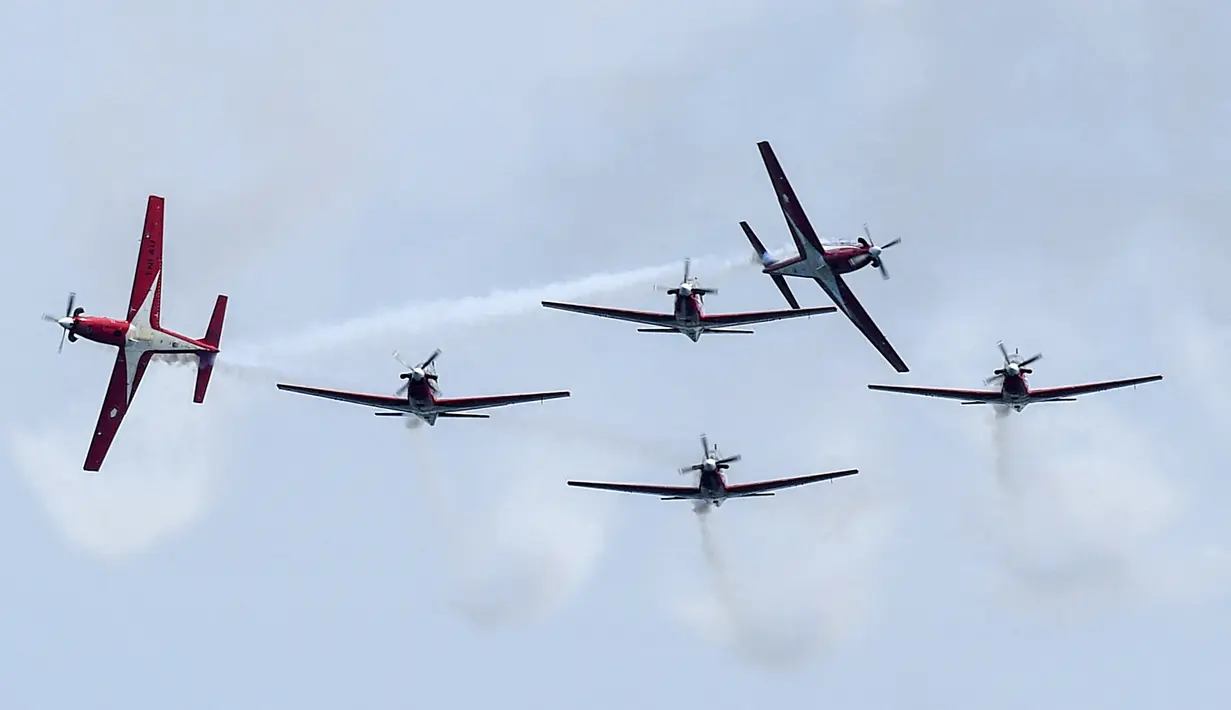 Jupiter Aerobatic Team (JAT) TNI AU menerbangkan pesawat KT-1 saat tampil pada pratinjau Singapore Airshow 2022 di Singapura, Minggu (13/2/2022). Singapore Airshow 2022 akan berlangsung pada 15-18 Februari 2022. (Roslan RAHMAN/AFP)