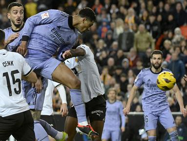 Pemain Real Madrid, Jude Bellingham, mencetak gol ke gawang Valencia namun dianulir wasit pada laga Liga Spanyol pekan ke-27 di Stadion Mestalla, Minggu (3/3/2024). Kedua tim mengakhiri pertandingan dengan skor sama kuat 2-2. (AFP/Jose Jordan)