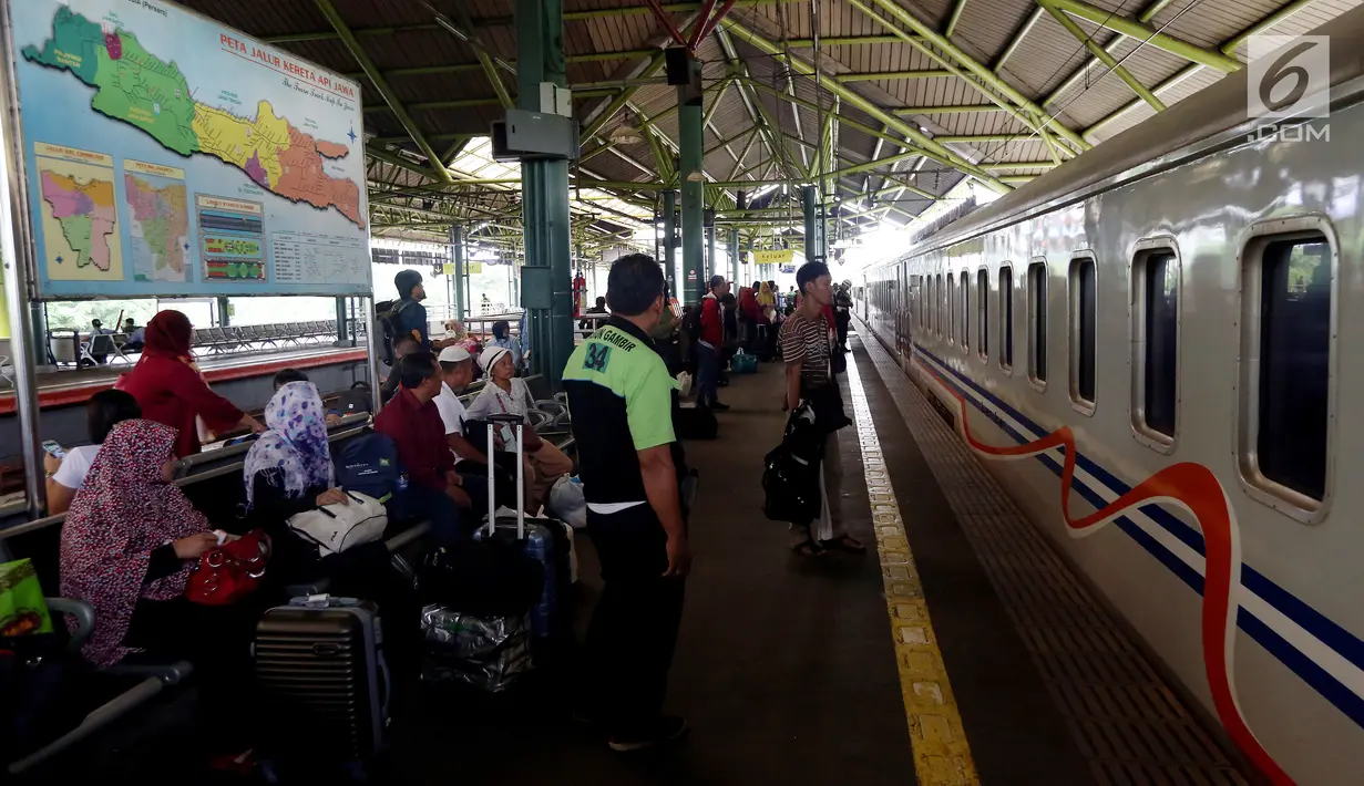 Sejumlah penumpang menunggu kereta di Stasiun Gambir, Jakarta, Rabu (29/11). PT KAI Daop 1 Jakarta akan mengoperasikan 11 KA tambahan tujuan Solo, Bandung, dan Cirebon yang dimulai pada 29 November hingga 4 Desember 2017. (Liputan6.com/JohanTallo)