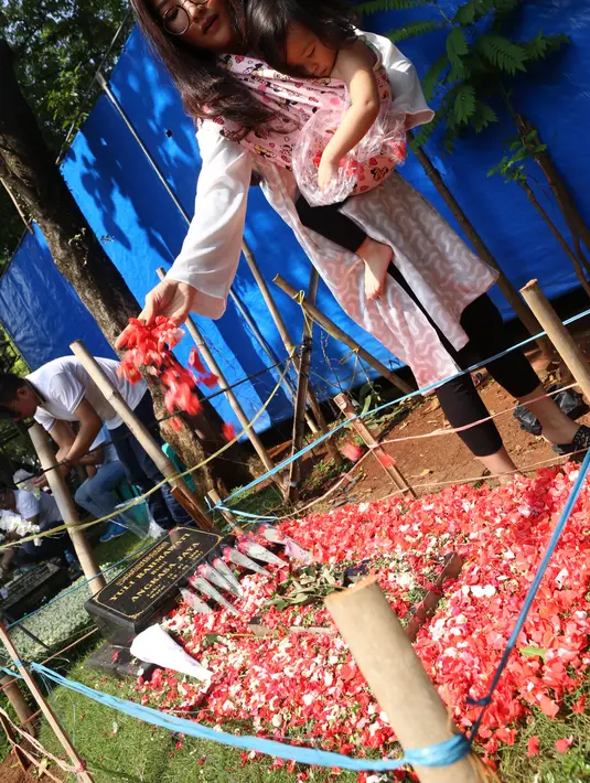 Seperti yang diketahui, semasa hidup Jupe memang memiliki hubungan yang baik dengan keluarga Ruben, termasuk Thalia. Jupe begitu sayang terhadap Thalia dan seringkali ingin berjumpa dengannya. (Nurwahyunan/Bintang.com)