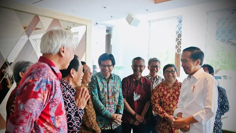 Presiden Jokowi bernostalgia dengan teman-teman kuliahnya di Fakultas Kehutanan UGM. (Foto: Biro Pers, Media, dan Informasi Sekretariat Presiden/Liputan6.com)