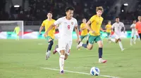 Aksi Mierza Firjatullah saat Timnas Indonesia U-16 menghadapi Timnas Australia U-16 di semifinal Piala AFF U-16 2024 yang digelar di Stadion Manahan, Solo, Jawa Tengah, Senin (1/7/2024) malam WIB. (Bola.com/Abdul Aziz)