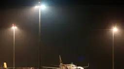 Sejumlah petugas melakukan evakuasi Pesawat Malaysia Airlines MH192 yang melakukan pendaratan darurat di Bandara Internasional Kuala Lumpur, Senin (21/4/2014). (AFP PHOTO/MOHD RASFAN)