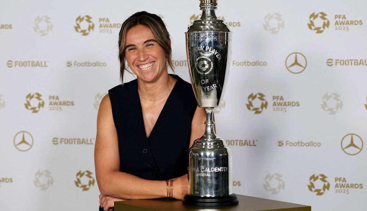 Berbeda dari penghargaan yang ditentukan media atau federasi, trofi PFA ini memiliki arti khusus karena dipilih oleh sesama pemain di WSL. Itu artinya, para rival sekaligus kolega di lapangan sepakat menyebut Mariona sebagai yang terbaik. (AFP/Darren Staples)