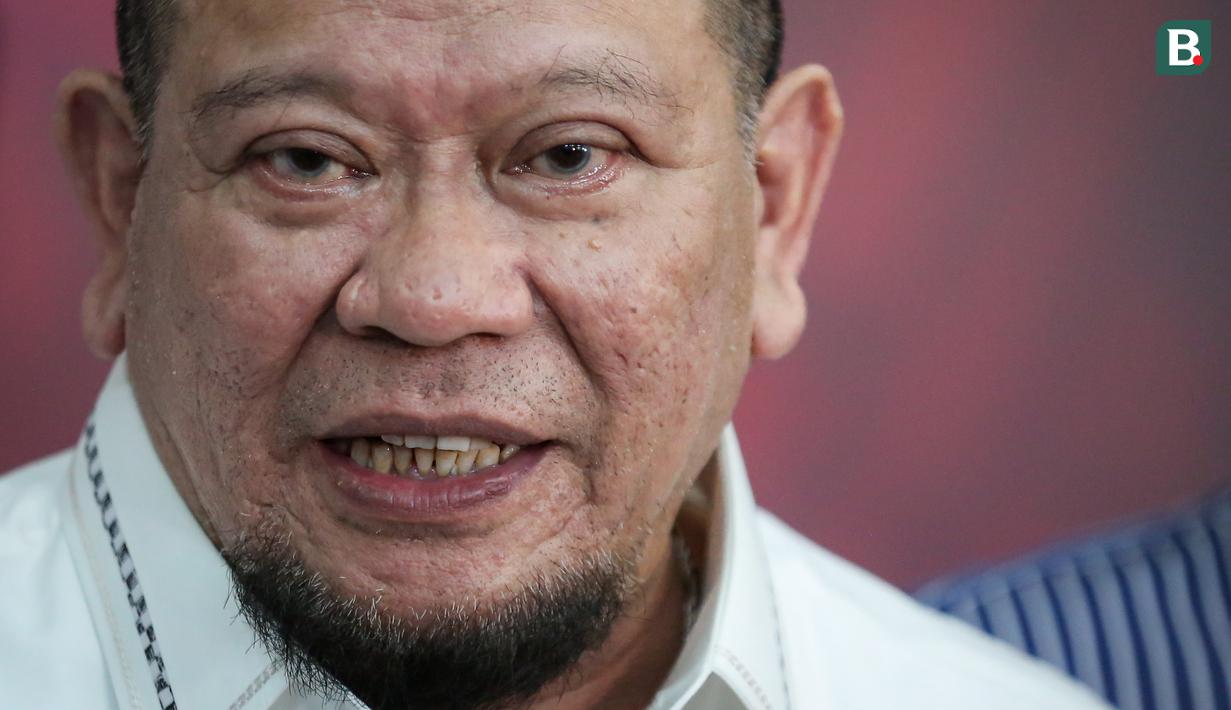 <p>Bakal Calon Ketua Umum PSSI, AA La Nyalla Mahmud Mattalitti memberikan pernyataan di depan wartawan saat pendaftaran dan penyerahan berkas Bakal Calon Ketua Umum PSSI yang berlangsung di GBK Arena, Jakarta, Jumat (13/01/2023). (Bola.com/Bagaskara Lazuardi)</p>