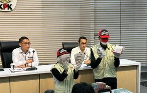 KPK menunjukkan uang yang menjadi barang bukti korupsi pemeriksaan pajak di lingkungan Kantor Pelayanan Pajak Madya Jakarta Utara pada Direktorat Jenderal Pajak Kementerian Keuangan periode 2021-2026, di Gedung Merah Putih KPK Jakarta, Minggu (11/1/2026). (Liputan6.com/ Dok Ist R Feisal)