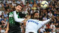 Gelandang Sassuolo, Stefano Sensi (kiri), tengah jadi rebutan Inter dan AC Milan. (AFP/Vincenzo Pinto)