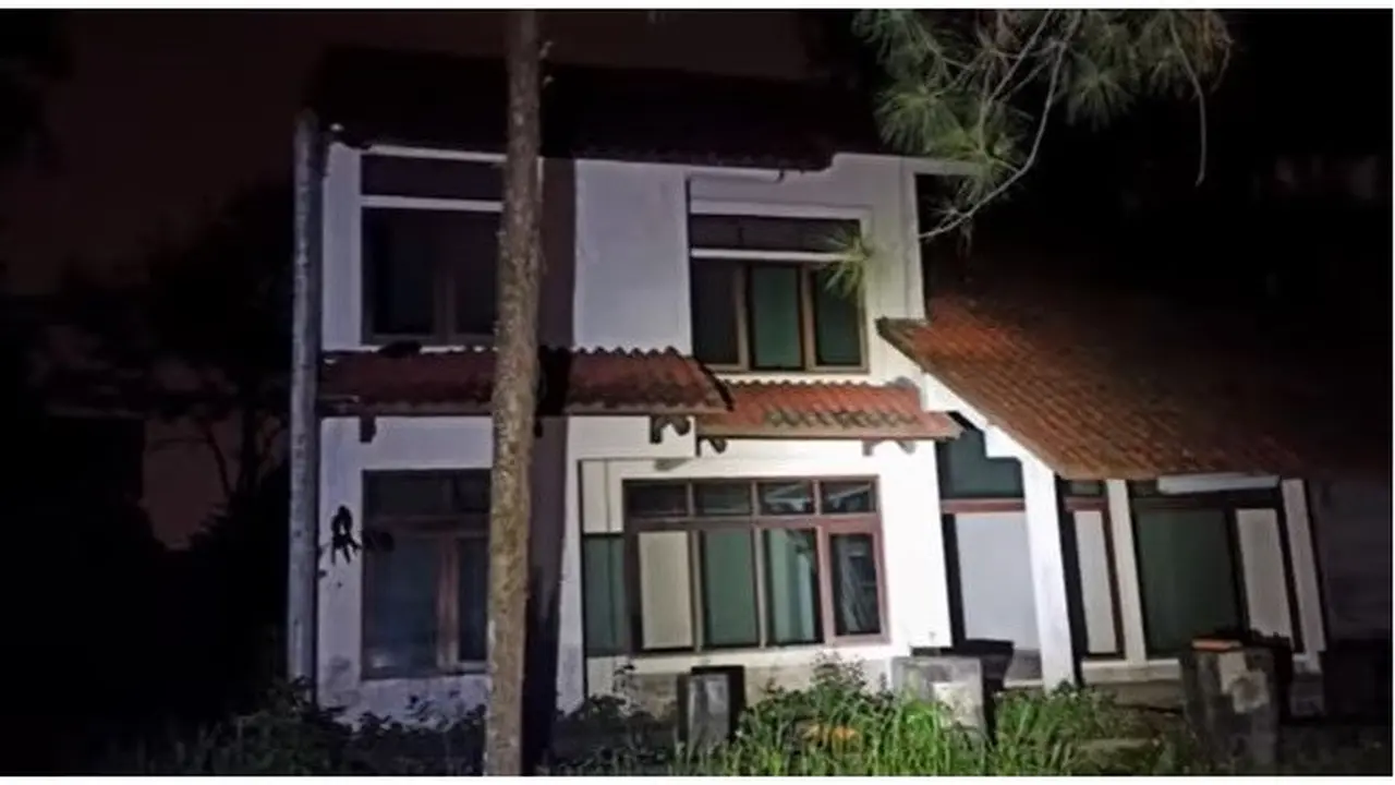 Bikin Merinding, Ini 7 Potret Rumah Artis yang Terbengkalai Selama 15 Tahun