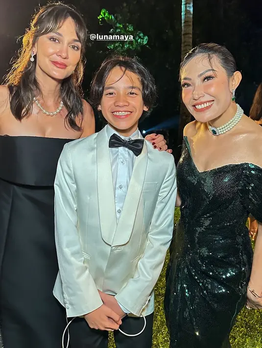 Noah memadukan jas tersebut dengan inner kemeja putih, dan celana hitamnya. Rambut gondrongnya tertata rapi. [@mrsayudewi]