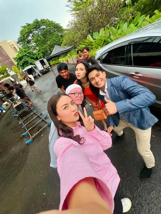 Ersya selalu menyempatkan diri untuk bercanda dan berbagi tawa dengan rekan-rekannya di sela-sela kesibukan syuting. Potret kebersamaan mereka di lokasi syuting sering kali diunggah di media sosial, memperlihatkan kedekatan antar pemain yang membuat suasana kerja semakin menyenangkan. Meski baru pertama kali adu akting dengan beberapa pemain, Ersya sukses bangun chemistry. (Liputan6.com/IG/@ersyaurel)