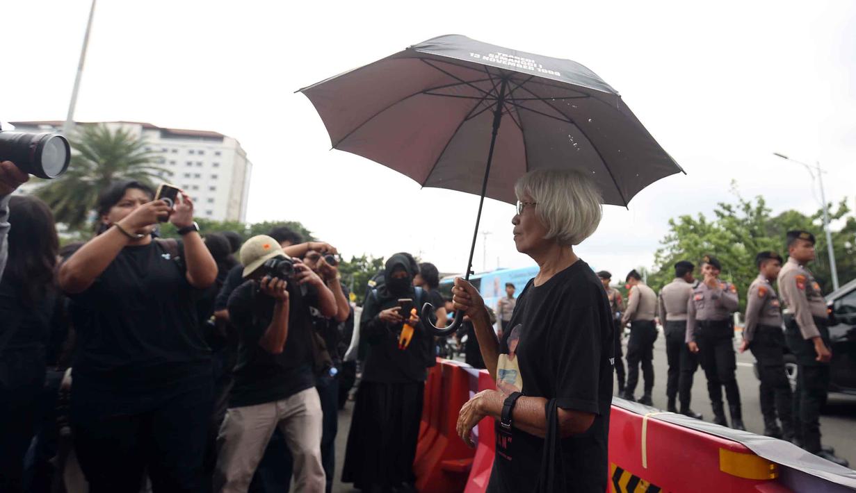 Sumarsih, ibu dari Bernardinus Realino Norma Irawan, korban Tragedi Semanggi I (1998), saat mengikuti peringatan 19 tahun Aksi Kamisan di Jalan Medan Merdeka Utara atau di seberang Istana Merdeka, Jakarta, 15 Januari 2026. (Liputan6.com/Helmi Fithriansyah)