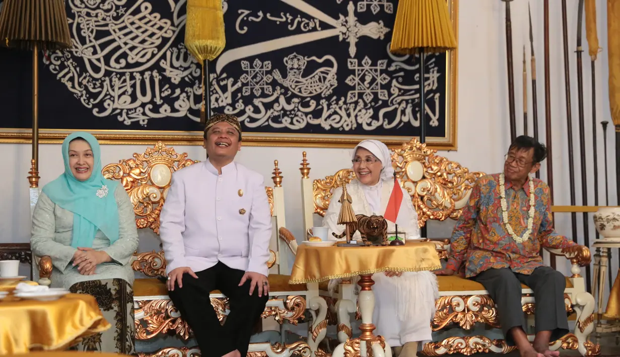 Ajip yang memang terkenal sebagai Budayawan dengan beberapa karya yang ditulisnya pun membalas hadiah pemberian Sultan Arief dengan memberikan bingkisan beberapa buku hasil karyanya. (Adrian Putra/Bintang.com)