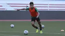 Pemain Timnas Indonesia U-22, Osvaldo Haay, bersiap menendang bola saat latihan di Stadion Rizal Memorial, Manila, Rabu (27/11). Latihan ini persiapan jelang laga SEA Games 2019 melawan Singapura U-22. (Bola.com/M Iqbal Ichsan)