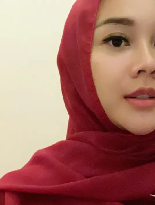 Mengenakan hijab berwarna merah, ibu satu anak itu nampak sangat cantik. Dalam potret kali ini Aura Kasih terlihat mengenakan hijab yang dililit dengan simpel di kepalanya. Tampak simpel, pesona cantiknya begitu terpancar. (Liputan6.com/IG/@aurakasih)