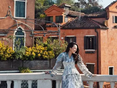 Sudah berada di Italia sejak satu minggu belakangan untuk mengadiri acara gadget, kini Beby Tsabina mengisi waktu luangnya sambil jalan-jalan ke Kota Terapung yang paling terkenal di dunia yaitu Kota Venesia. Berlatar belakang pemandangan bangunan-bangunan indah, penampilan Beby Tsabina ini menuai banyak pujian.  (Liputan6.com/IG/@bebytsabina)