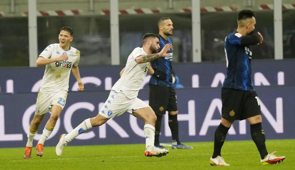 Empoli mampu membalikkan keadaan dan berbalik unggul lewat sundulan Patrick Cutrone membentur mistar dan kemudian berbalik masuk setelah mengenai punggung Radu. (AP/Antonio Calanni)