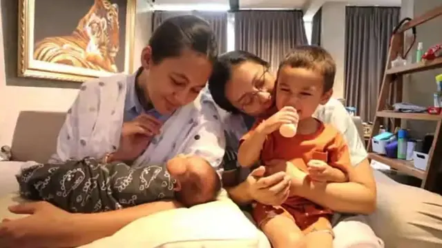 Dituding Penyebab Sus Rahma Berhenti Bekerja, Ini 6 Potret Chelzea Verhoeven Momong Kiano