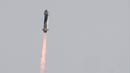Roket New Shepard Blue Origin diluncurkan dari pelabuhan antariksa dekat Van Horn, Texas, Amerika Serikat, Selasa (20/7/2021). Kapsul yang membawa kru Blue Origin berakselerasi hingga lebih dari tiga kali kecepatan suara. (AP Photo/Tony Gutierrez)