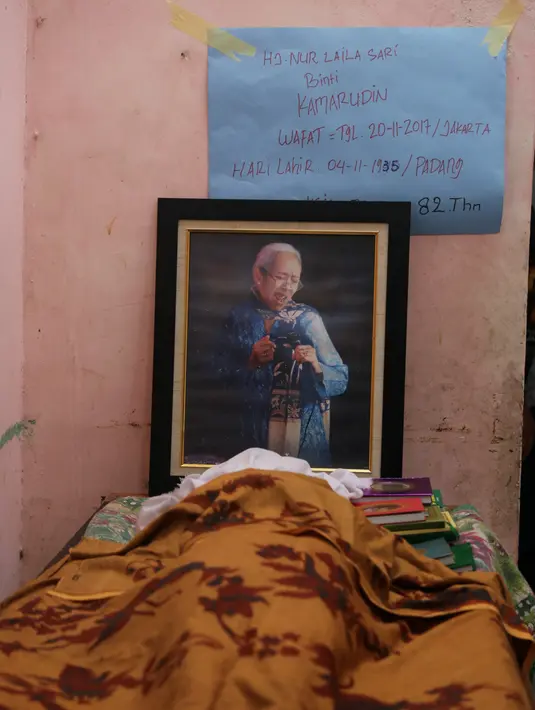 Dibalik keceriaannya tampil di layar kaca saat menghibur, ia tergolong sebagai perempuan hebat. Meski usianya sudah kepala delapan, ia masih lincah ceria berjuang demi menghidupi anak dan cucunya. (Adrian Putra/Bintang.com)