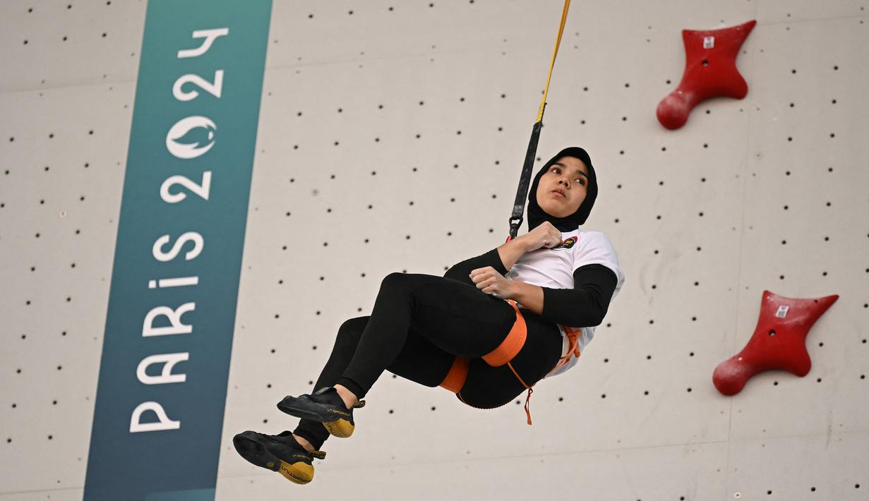 Ekspresi kecewa atlet panjat tebing Indonesia, Rajiah Salsabillah setelah kalah pada perebutan medali perunggu Olimpiade Paris 2024 di Le Bourget Sport Climbing Venue, Paris, Prancis, Rabu (07/08/2024). (AP Photo/Tsvangirayi Mukwazhi)