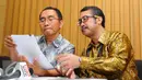 Pimpinan KPK, Adnan Pandu Praja (kiri) melihat daftar laporan kekayaan dari Bakal Calon Kepala Daerah, Jakarta, Kamis (23/7/2015). Sebanyak 602 bakal calon kepala daerah sudah melaporkan kekayaannya ke KPK. (Liputan6.com/Yoppy Renato)