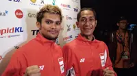 Dua pesilat Indonesia, Yolla Primadona (kiri) dan Hendy, hanya meraih medali emas pada cabang olahraga pencak silat nomor seni ganda putra SEA Games 2017 di KLCC, Kamis (24/8/2017). (Liputan6.com/Cakrayuri Nuralam)