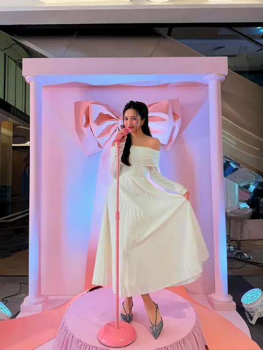 Jadi ibu pejabat tidak menghalangi Beby Tsabina untuk eksplorasi gaya makeup. Bahkan ia masih terbilang cocok untuk menjadi KPop Idol [@bebytsabina]