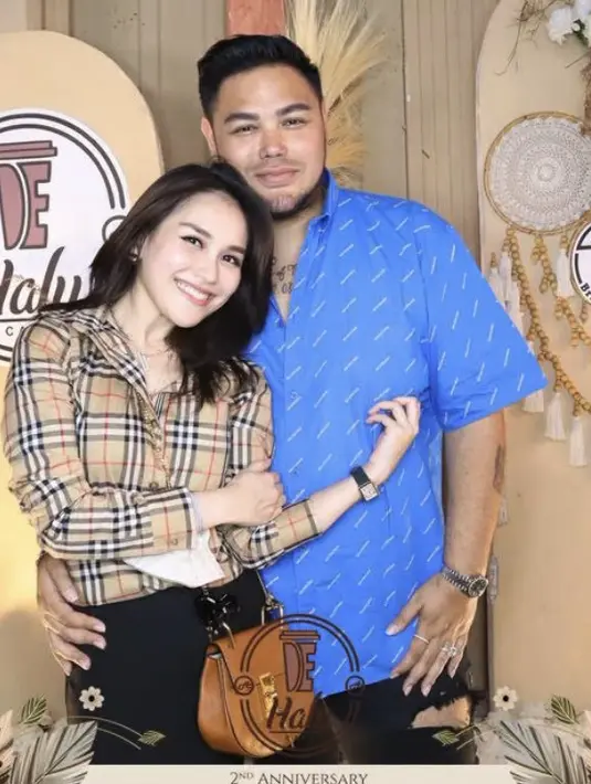 <p>Ivan Gunawan pun tak absen menghadiri acara Ayu Ting Ting. Ia tampil simple dengan kemeja warna birunya yang dipadukan celana hitamnya. @twinsphotobooth</p>