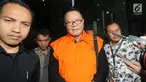 Anggota DPR F-PDIP, I Nyoman Dhamantra memakai rompi tahanan usai menjalani pemeriksaan di Gedung KPK, Jakarta, Jumat (9/8/2019). I Nyoman Dhamantra resmi ditahan terkait suap izin impor bawang putih dari Kementerian Pertanian dan SPI dari Kemendag. (merdeka.com/Dwi Narwoko)