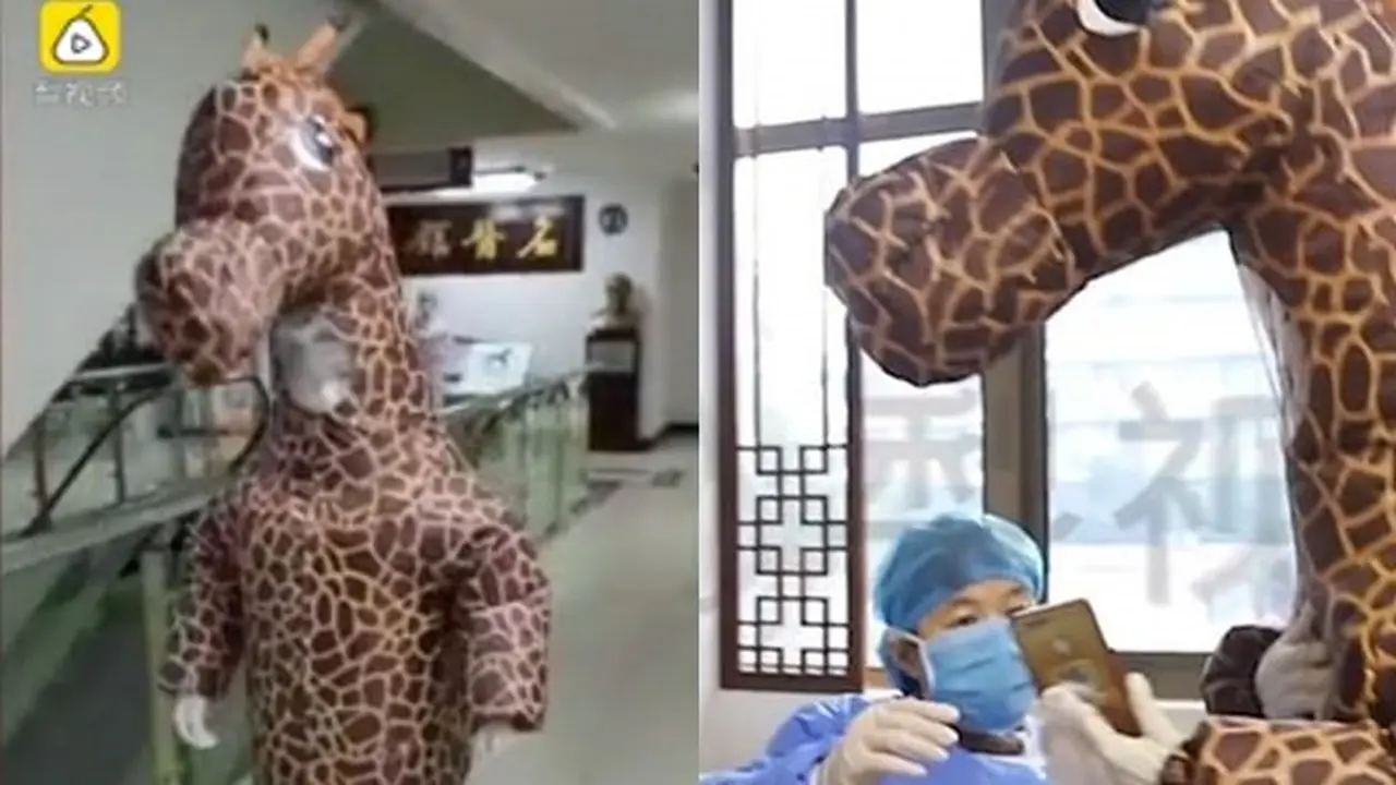 Kehabisan Masker di China, Wanita Ini Kenakan Kostum Jerapah