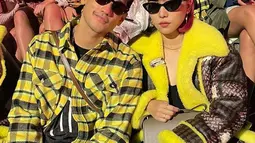 Isyana Sarasvati dan Afgan berpose saat pertunjukan Coach Spring/Summer 2023 di New York Fashion Week 2022. Isyana dan Afgan terlihat keren menggunakan kacamata hitam di pertunjukan fashion dunia tersebut. (Instagram/kanmogroup.fashion)