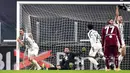 Bek Juventus, Leonardo Bonucci, melakukan selebrasi usai mencetak gol ke gawang Torino pada laga Liga Italia di Stadion Allianz, Minggu (6/12/2020). Juventus menang dengan skor 2-1. (Marco Alpozzi/LaPresse via AP)