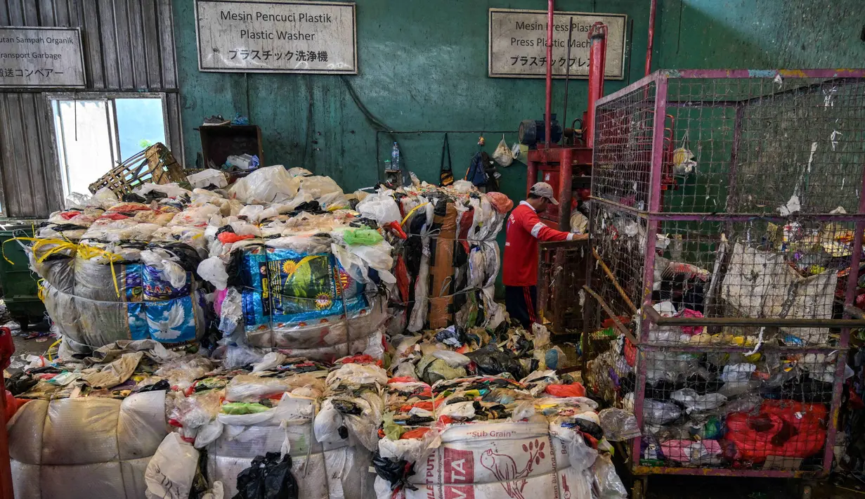 Melalui "Peta Jalan Pengurangan Sampah oleh Produsen Kementerian Lingkungan Hidup," pemerintah Indonesia menargetkan pengurangan sampah produsen sebesar 30% dari total timbulan sampah pada 2029. (JUNI KRISWANTO/AFP)