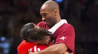 Pebasket LA Lakers, Kobe Bryant, memeluk putrinya Gianna sebelum laga NBA All Stars di Toronto, Kamis (14/2/2016). (AP/Mark Blinch)