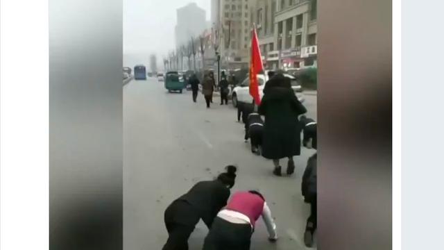 Pegawai di China dihukum merangkak akibat tak capai target.