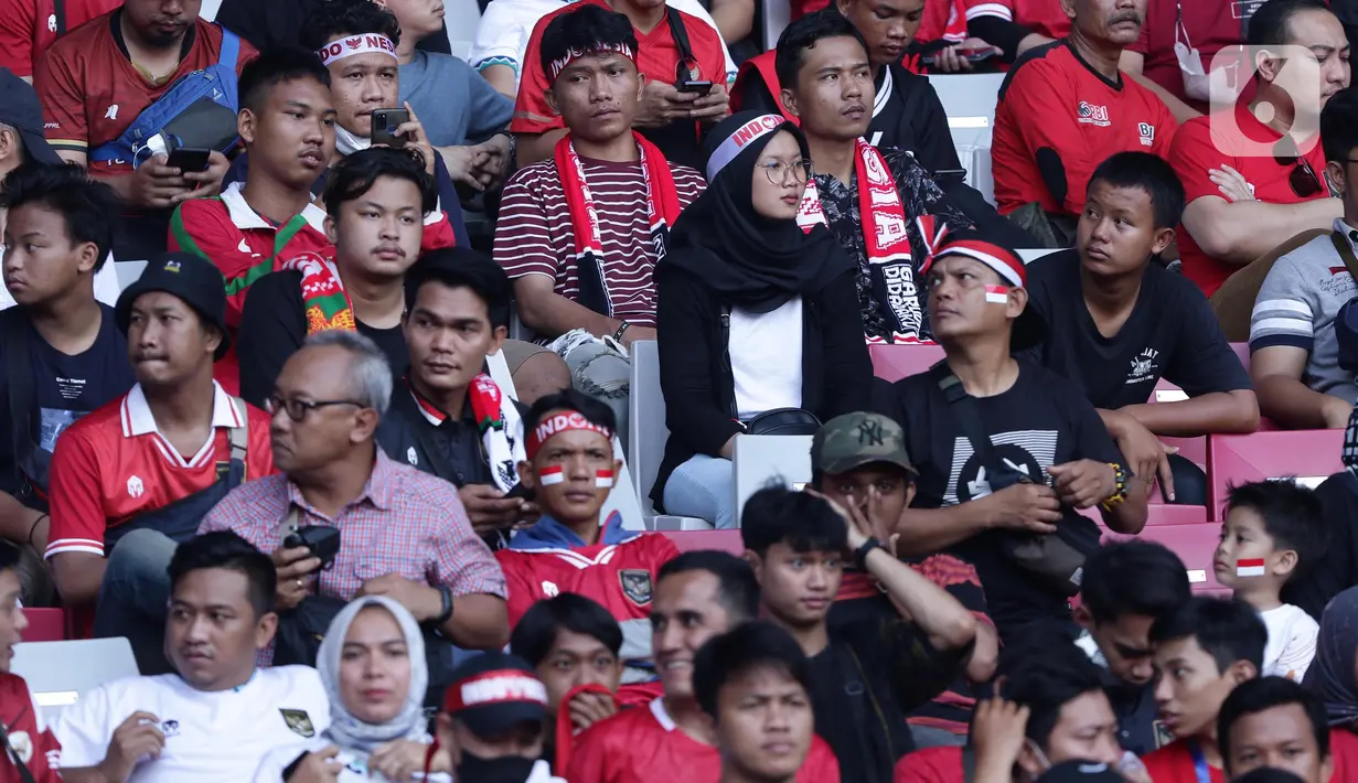 Suporter tim garuda memadati tribun penonton saat menyaksikan laga timnas Indonesia melawan Vietnam pada semifinal leg pertama Piala AFF 2022 di Stadion Utama Gelora Bung Karno, Jakarta, Jumat (6/1/2023). Indonesia akan melakoni laga tandang semifinal Piala AFF 2022 melawan Vietnam pada Senin (9/1). (Liputan6.com/Helmi Fithriansyah)